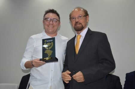 Comunicadores e autoridades de destaque nacional e estadual são homenageados em grande cerimônia da FENACOM na Paraíba 44