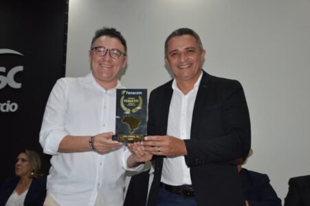 Comunicadores e autoridades de destaque nacional e estadual são homenageados em grande cerimônia da FENACOM na Paraíba 43