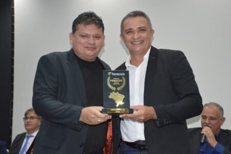 Comunicadores e autoridades de destaque nacional e estadual são homenageados em grande cerimônia da FENACOM na Paraíba 42