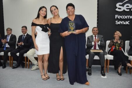 Comunicadores e autoridades de destaque nacional e estadual são homenageados em grande cerimônia da FENACOM na Paraíba 41