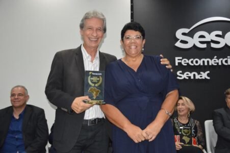 Comunicadores e autoridades de destaque nacional e estadual são homenageados em grande cerimônia da FENACOM na Paraíba 40