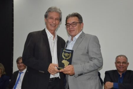 Comunicadores e autoridades de destaque nacional e estadual são homenageados em grande cerimônia da FENACOM na Paraíba 39