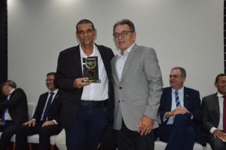 Comunicadores e autoridades de destaque nacional e estadual são homenageados em grande cerimônia da FENACOM na Paraíba 38