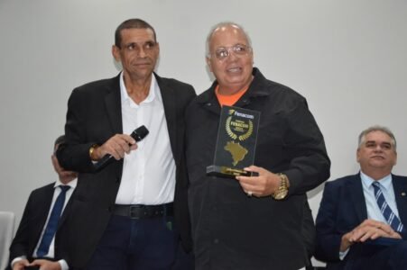 Comunicadores e autoridades de destaque nacional e estadual são homenageados em grande cerimônia da FENACOM na Paraíba 37