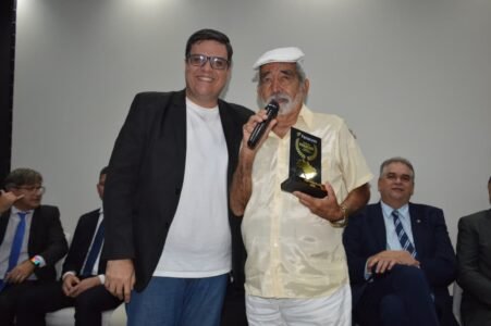 Comunicadores e autoridades de destaque nacional e estadual são homenageados em grande cerimônia da FENACOM na Paraíba 35