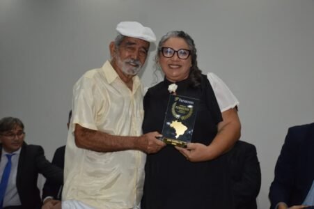 Comunicadores e autoridades de destaque nacional e estadual são homenageados em grande cerimônia da FENACOM na Paraíba 34