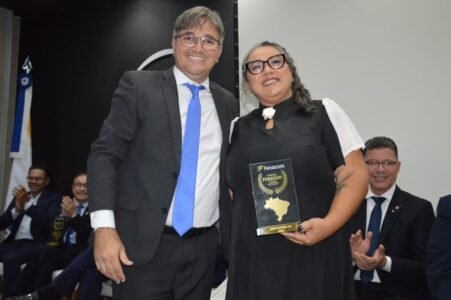 Comunicadores e autoridades de destaque nacional e estadual são homenageados em grande cerimônia da FENACOM na Paraíba 33