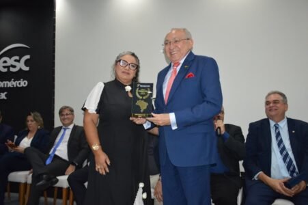 Comunicadores e autoridades de destaque nacional e estadual são homenageados em grande cerimônia da FENACOM na Paraíba 32