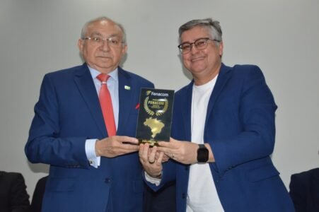 Comunicadores e autoridades de destaque nacional e estadual são homenageados em grande cerimônia da FENACOM na Paraíba 31