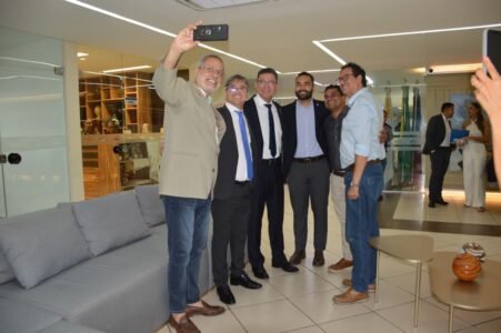 Comunicadores e autoridades de destaque nacional e estadual são homenageados em grande cerimônia da FENACOM na Paraíba 13