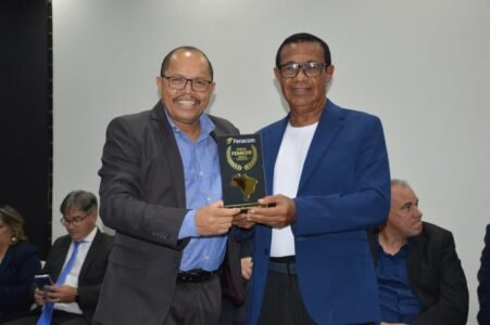 Comunicadores e autoridades de destaque nacional e estadual são homenageados em grande cerimônia da FENACOM na Paraíba 29