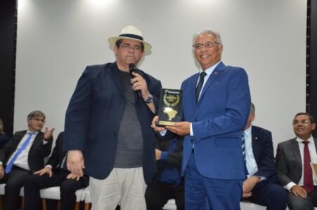 Comunicadores e autoridades de destaque nacional e estadual são homenageados em grande cerimônia da FENACOM na Paraíba 26