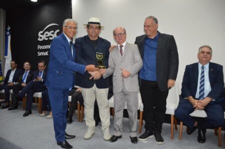 Comunicadores e autoridades de destaque nacional e estadual são homenageados em grande cerimônia da FENACOM na Paraíba 25