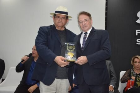 Comunicadores e autoridades de destaque nacional e estadual são homenageados em grande cerimônia da FENACOM na Paraíba 23