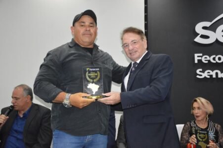 Comunicadores e autoridades de destaque nacional e estadual são homenageados em grande cerimônia da FENACOM na Paraíba 22