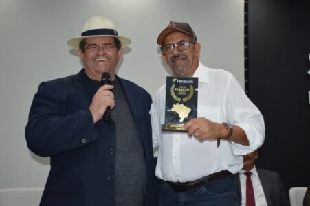 Comunicadores e autoridades de destaque nacional e estadual são homenageados em grande cerimônia da FENACOM na Paraíba 21