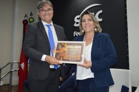 Comunicadores e autoridades de destaque nacional e estadual são homenageados em grande cerimônia da FENACOM na Paraíba 20