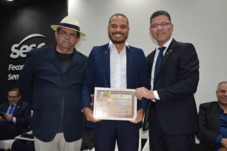 Comunicadores e autoridades de destaque nacional e estadual são homenageados em grande cerimônia da FENACOM na Paraíba 19