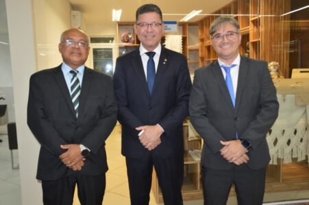 Comunicadores e autoridades de destaque nacional e estadual são homenageados em grande cerimônia da FENACOM na Paraíba 9
